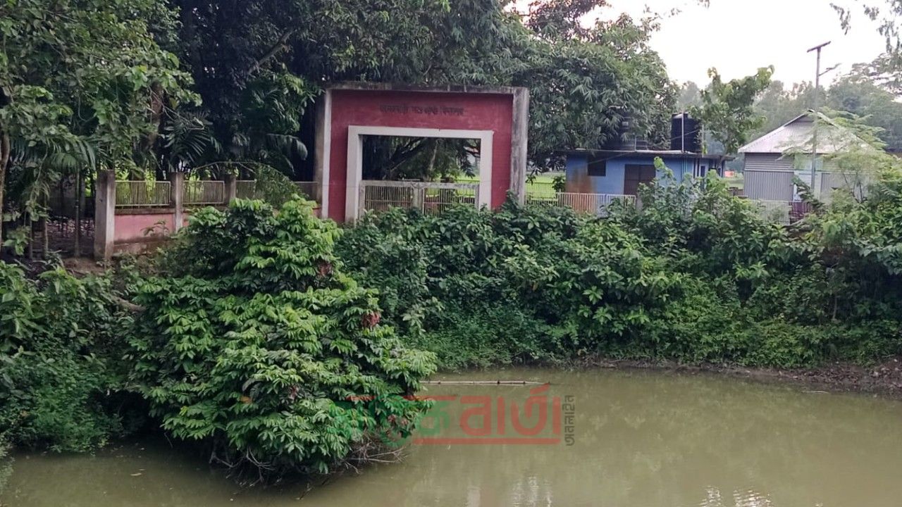 মাদারগঞ্জে প্রাথমিক বিদ্যালয়ে রাস্তা ছাড়া গেইট: চলছে বহুতল ভবন নির্মাণ